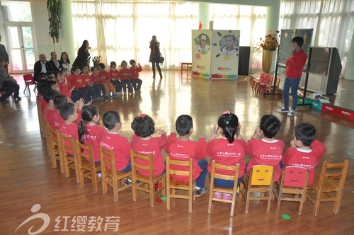 德國(guó)友人在紅纓直營(yíng)園觀摩英語(yǔ)課