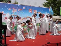 地震災區(qū)的孩子們你們好嗎？老師把最真誠的祝福送給你們：“親愛的孩子們節(jié)日快樂！！”