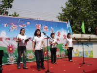 老師們自編的三句半，惹得大家哈哈大笑。