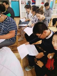 會議前，各班老師精心準備所需材料，在門口笑迎迎接每位家長的到來！進入班級的家長翻閱幼兒園保育、教學方面的表格，了解我們工作的日常。 一個幼兒園的核心競爭力最終取決于您所培養的孩子是否適應時代的需求。“紅纓教育”認為：圍繞幼兒“習慣養成、身心健康、智力開發”三方面，努力建構“動力系統、知識系統、能力系統”的教育才是真正意義上的素質教育。