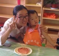 寶貝的披薩做好了，接下來(lái)就要交給廚房阿姨了，經(jīng)過(guò)她們靈巧的手我們的披薩就可以吃了。