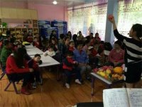 制作活動(dòng)前，老師媽媽仔細(xì)的講解了活動(dòng)的要求和制作方法。