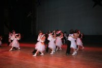 這是由大班、學(xué)前班小朋友表演的大合唱，很氣派，也很感動！！