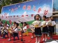 老師們很有意思，用棉花給孩子們做了胡子，呵呵學古時候的老學者呢