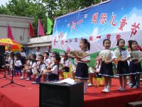 古時候老學者，拿著扇子捋著胡子，呵呵...