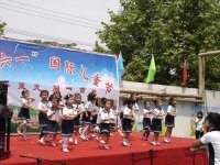 看，跳得多認真啊！