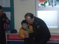 首長爺爺喜歡我們，高興的抱抱我們每個小朋友。